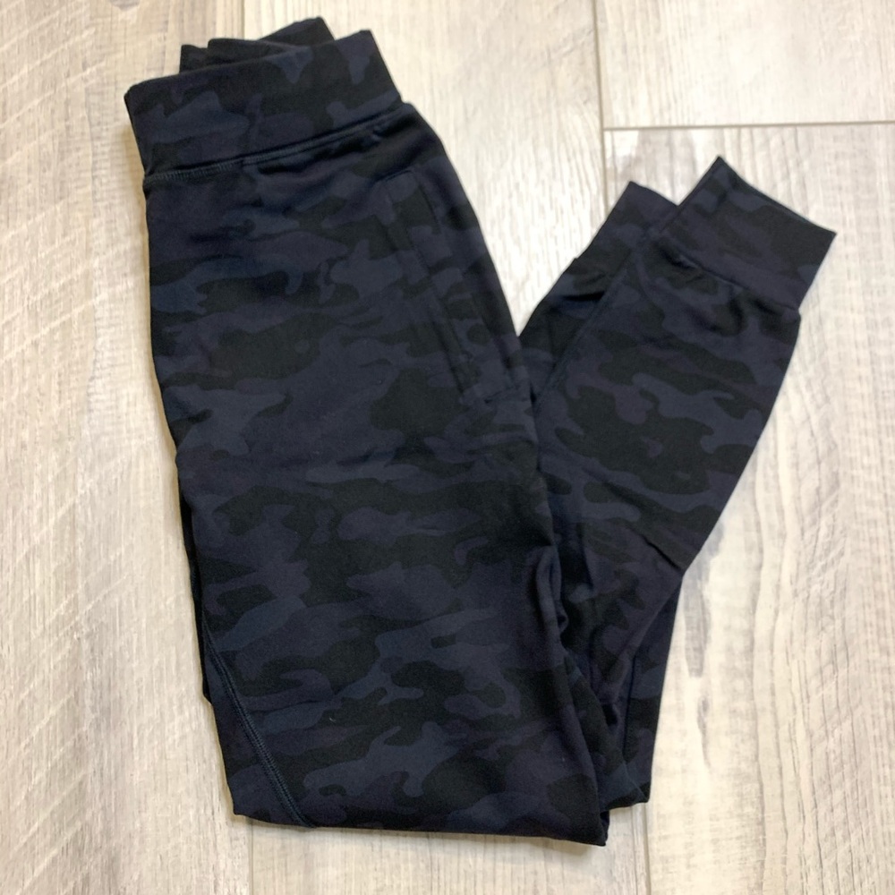 Alphalete Women's Premium Joggers - Black Camo
